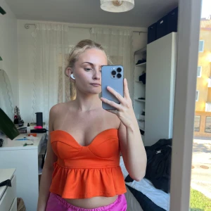 Orange topp utan band  - För stor för mig som vanligtvis är en xs 