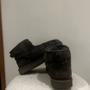 Grå Uggs - Supersköna grå uggs. Finns slitage. Impregnering och lite vård så blir dem superfina igen!! 🩶Storlek 37 men passar mig som vanligtvis har 38. 