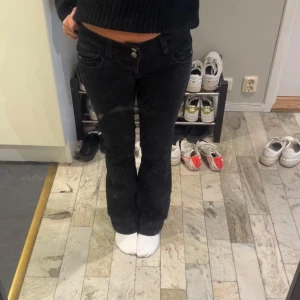 Lågmidjade jeans - As snygga lågmidjade jeans! Midjemått 38 cm och innerbenslängd 79 cm
