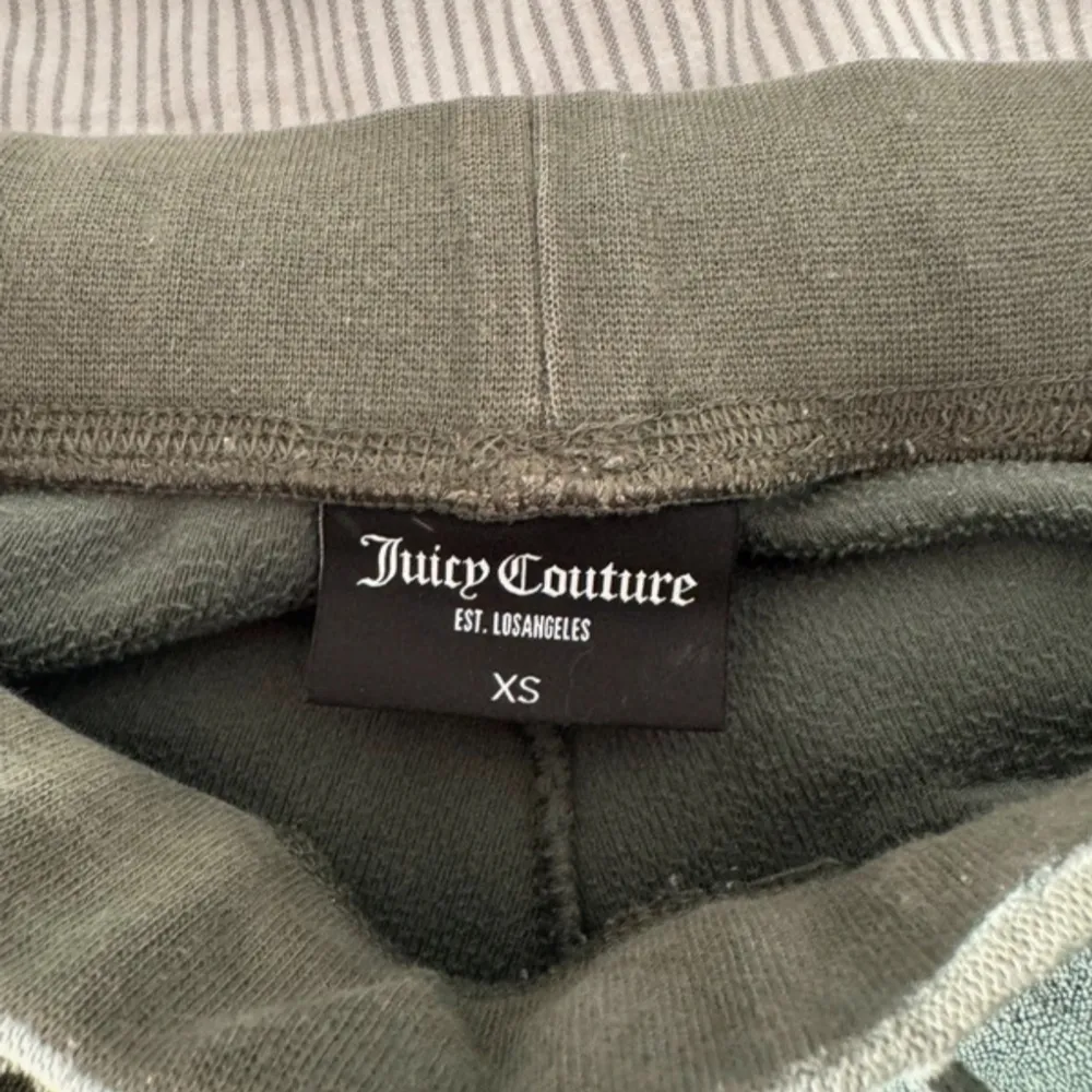 säljer dessa gröna juicy byxor då det inte kommer till användning löngre.  OBS! Saknar det silvriga rören som är på snörena  nypris 1200. Jeans & Byxor.