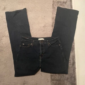 Vintage Levi’s jeans - Vintage Levis jeans köpt på beyond retro för ca 400kr❤️ det är bootcut i modellen och sitter ungefär som en 38 i midjan så man kan ha de som tajta jeans eller som lågmidjade som jag❤️