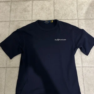 Ralph lauren t-Shirt  - Säljer nu denna riktigt feta och sällsynta t-shirten || den är sparsamt och är i fantastiskt skick, cond: 10/10 || nypris: 1295kr, vårt pris: 599kr ||självklart äkta ||pris ej hugget i sten vid snabbaffär || har du frågor är det bara att höra av dig!