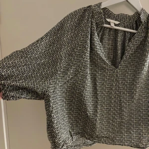 Blus Hk&M - Väldigt fin mönstrad vardags blus från H&M i strl S, inga defekter !! 🥰💗