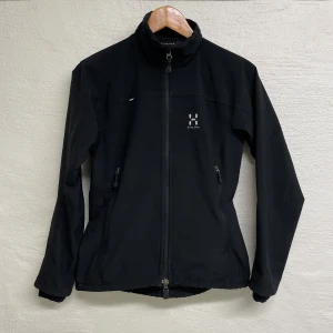 Haglöfs jacka - Svart haglöfs jacka i storlek S.