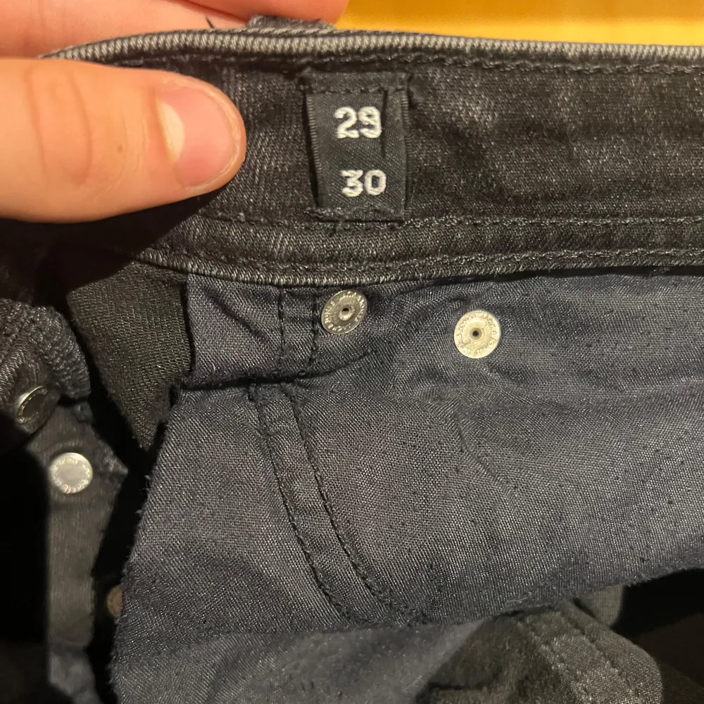 Säljer dessa svarta jack and Jones jeans. Används inte längre. Priset inte fast kan diskuteras kom även med förslag. Smidig affär bättre pris. Skriv vid intresse/pris förslag. Jeans & Byxor.