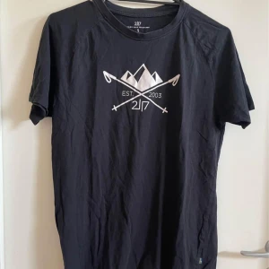 T-shirt med tryck - En svart t-shirt med vit tryck