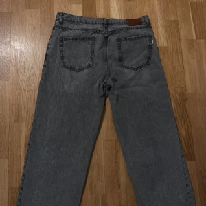 Woodbird grå jeans - Den är använt skick 7/10 Köptes för 900kr Hör av er om ni har några frågor 😊  Mitt pris 300 Stl är 34/32
