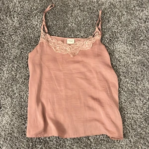 Rosa spetslinne  - Rosa spetslinne från jacoueline de yong, har en liten defekt som visas på andra bilden💗