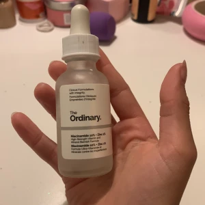 The Ordinary Niacinamide 10% + Zinc 1% - Säljer en flaska av The Ordinarys populära Niacinamide 10% + Zinc 1% serum. Kommer i en praktisk glasflaska med pipett för enkel applicering. Tillverkad i Italien och passar alla hudtyper. 25/30% av produkten kvar