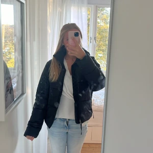 Super snygg pufferjacka  - säljer min north face jacka nu eftersom jag köpt en ny jacka, den är använd en vinter och är i bra stick utom en defekt men den är inget man tänker på! (se sista bild). Pris kan diskuteras . skriv om ni har någon fråga💕