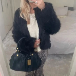 Pälsjacka  - Så fin pälsjacka som är perfekt till hösten🤩 använd köp nu!