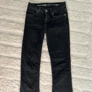Low waist jeans - Säljer dessa snygga Low waist flare jeans från bikbok, mycket bra skick och bara en liten slitning längst ner(se sista bilden)🙏🏻