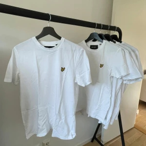 Vit t-shirt från Lyle & Scott - Lyle and Scott i vit #5 (Har flera likadana i storlek M och färg Vit) 
