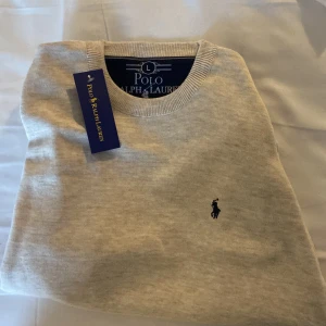 Ralph lauren tröja - Lite slitet skick 7/10  Är för liten för mig storlek L passar även M