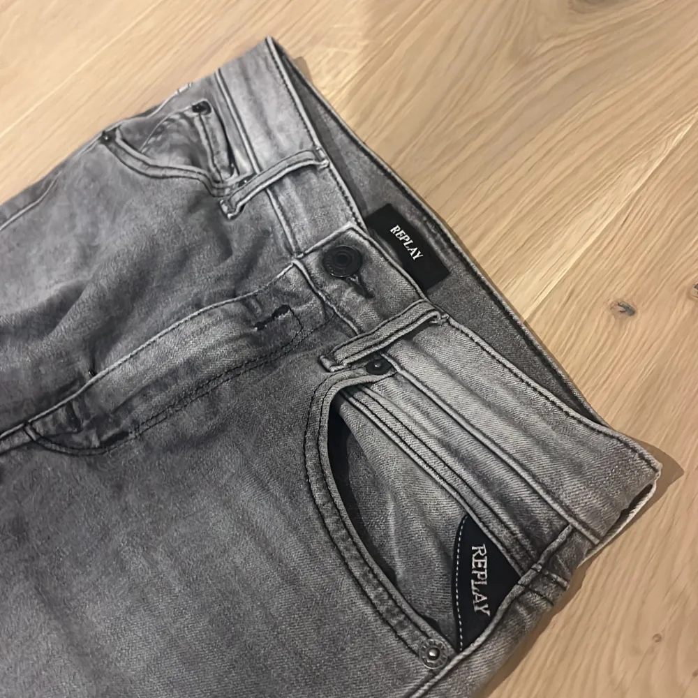 Hej, säljer nu mina replay jeans. Jeansen är i storlek 150. De sitter slimfit. Färgen är grå med snygg tvätt och är i väldigt bra skick! Hör av dig om du är intresserad eller har frågor/ Mvh Elliot😃 *Priset är ej hugget i sten*. Jeans & Byxor.