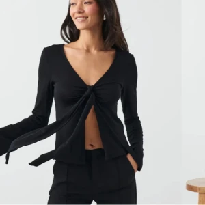  Design By si liknande topp  - Säljer den helt nya led lapp kvar på, den kommer inte till användning. Skriv om ni vill ha bilder på den och vill se att lappen sitter kvar💞