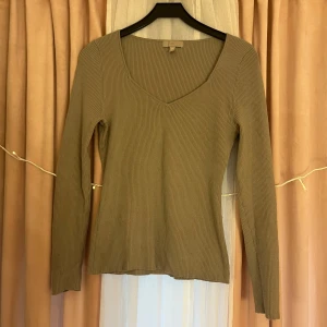 Tröja  - En jätte skön tröja ifrån hm. Tröjan är i stickat material. På första bilden så tog kameran inte upp den riktiga färgen på tröjan med på dem andra två bilderna ser man färgen bättre. 