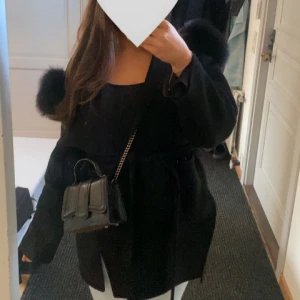 Kappa - Jättefin pälskappa, inga defekter eller liknande. Knappt använd och med äkta päls som är avtagbar. Storlek S men passar XS-M. Pris kan diskuteras vid snabb affär 💓