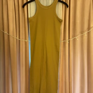 lång klänning  - En jättefin lång klänning ifrån lager 157, klänningen kommer ungefär till knäna beroende på hur lång man är. Klänningen har absolut inte den färgen i verkligheten, vid intresse kan jag skicka fler bilder på klänningen och den verkliga färgen💗