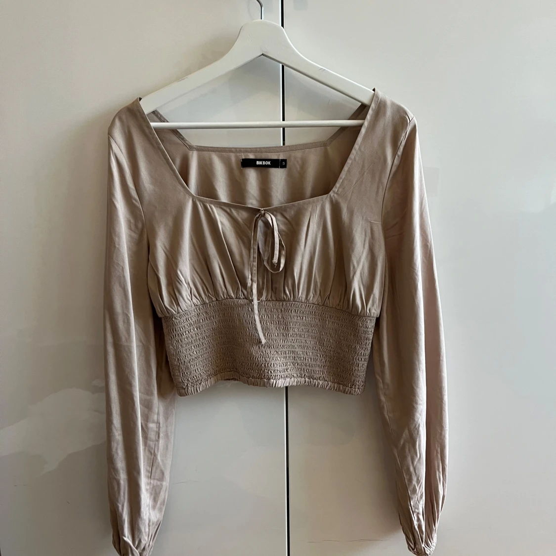 Beige blus från BikBok