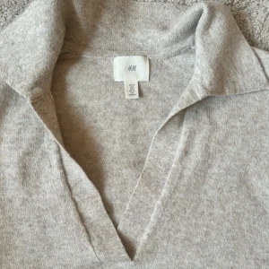 Stickad tröja ifrån H&M i storlek s - En stickad kortärmad tröja ifrån H&M i storlek s, använd 2-3 gånger💗💗