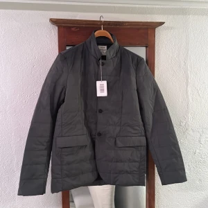 Zadig&Voltaire Jacka - Säljer nu denna jacka får Zadig&Voltaire som är helt oanvänd nypris ligger på ca 3000 storleken är xs och den passar någon runt 175/185 skicket är 10/10 jackan är mörkgrön priset är diskuterbart och jag är även öppen för byte