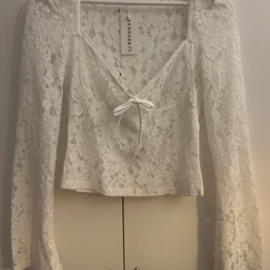 Spets topp - Jätte fin topp från venderbys köpt för 699 aldrig använd, lite för stor för mig vid bysten🌸 storleken är S/M