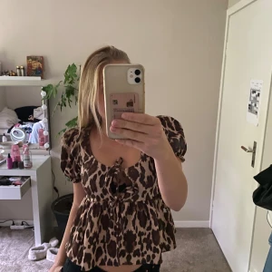 Leopard blus  - Aldrig använd, jätte fin, bra i storleken