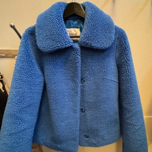 stand teddy jacka - Säljer min otroligt mysiga teddyjacka från stand🥰