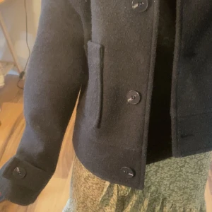 Kappa - Säljer denna marinblåa kappa ifrån lager 157, skriv om ni vill ha fler bilder så löser jag det ! Är i bra skick och i storlek XS 🥰