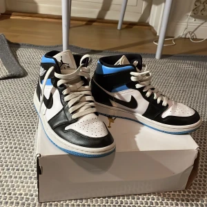 Jordan 1 white/black-universety blue - Nästan helt oanvända bra skick Nypris ca. 3500kr