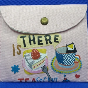 Liten necessär - Liten väska / necessär som du kan ha tex tamponger / bindor i för att enklare hålla reda på dessa i väskan. Mått på dessa är ca 14 × 12 cm.