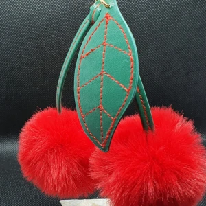 Nyckelring / Väsksmycke - Så fint körsbär - Denna kan du använda som tex nyckelring eller väsksmycke, jättefina körsbär, mått på dessa är ca 18 × 12 cm.