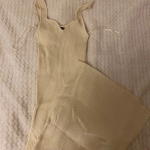 Beige ribbad klänning från Gina Tricot - Säljer en superfin beige ribbad klänning från Gina Tricot i storlek XS. Klänningen har en tight passform och är ärmlös med smala axelband. Perfekt för både vardag och fest! 💫