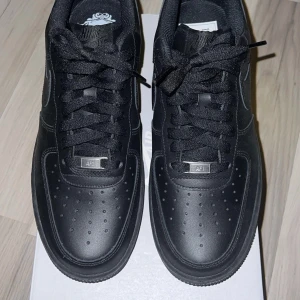 Svarta air force 1 - Oanvända svarta air force 1 i storlek 42,5