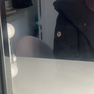 Hoolies kappa - Säljer nu denna kappa då den inte används längre. Kappan är i storlek L och det finns en päls med men har tagit bort den men det går att sätta på den igen. Den har loggan på armen som är i guld. Pris går att diskutera och personen står för frakt💕 