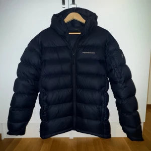 Peak Performence jacka - Säljer denna riktigt varma och sköna Peak performance jackan. Jackan är endast använd 2-3 månader och har inga defekter (precis som ny). Nypris ligger på 4200kr och mitt pris är 2200kr. Priset är ej hugget i sten!!!
