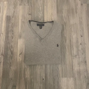 Ralph Lauren V-tröja - Finstickad V-tröja från Ralph Lauren. Sällan använd och i utmärkt skick. Storlek 170. Nypris runt 1600. Mitt pris 600!