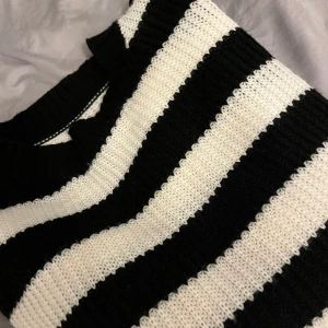 Randig tjocktröja  - Inte alls mycket använd. Tror den är från shein 😅 men den är fin!! 