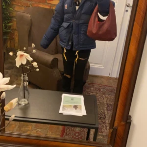 Svarta jeans med slitningar - Säljer dessa jätte snygga jeans. Jeansen är från hm har klippt hålen själv!!