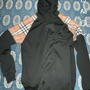 Burberry - Tänkte sälja min burberry dress som är storlek S. den passade tyvärr inte mig. Den är helt ny. Priset kan alltså diskuteras ksk.