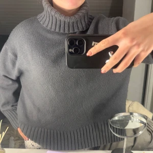 Grå polotröja - superfin grå polotröja med ribbad krage från H&M med slit på båda sidorna!