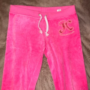 Rosa mjukisbyxor från Juicy Couture - Snygga rosa mjukisbyxor från Juicy Couture! Dem är inte bootcut🥲 men jättefinna och jättesköna💕