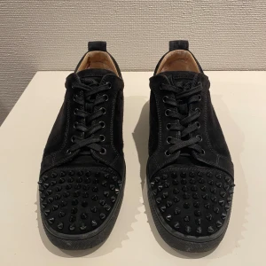 Christian Louboutin - Hej, säljer nu mina sjukt snygga svarta Christian Louboutin då jag inte längre använder dom. Dom är lite smutsiga just nu men annars är dom i mycket fint skick(kommer tvättas innan dom skickas).😁🙌 Skorna är köpta på Vestiare och är därför äkta, kvitto finns. Om du har några frågor är det bara att höra av sig!🔥💯(Nypris: Ca 8000kr)