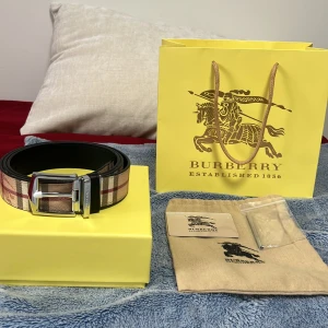  Burberry bälte  - Snyggt skärp från Burberry med klassiskt rutigt mönster i beige, rött och svart. Skärpet har en stilren silverfärgad spänne och är tillverkat i Italien 🇮🇹 .Bältet har två extra hål som jag själv har gjort som du ser på sista bilden😁 Perfekt för att ge en touch av lyx till din outfit🔥 undrar du över något tveka inte på att fråga 😁💯