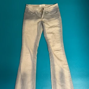 Lågmidjade bootcut jeans  - ”Turkosa” lågmidjade Jeans, midjemått rakt över 36, innerbenslängden 81, gren 18,5. Bra skick