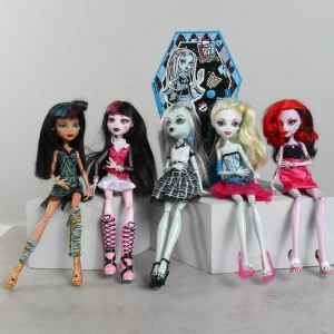 SÖKER monster high dockor - Söker monster high dockor för bra pris. Helst flera stycken tillsammans<3 