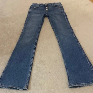 Lågmidjade bootcut jeans💗 - As snygga Lågmidjade bootcut jeans som sitter supersnyggt på!! Dom är i nyskick och har inga defekter. Midjan är justerbar💕 de är en äldre modell från gina som inte går att köpa☺️skriv för mått och fler bilder!