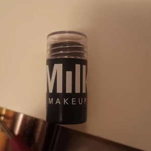 Bronzer stick från Milk Makeup - Säljer ett bronzer stick från Milk Makeup. Den kommer i en praktisk stickform med en genomskinlig kork. Perfekt för att ge ansiktet en solkysst look. I färgen toasted. Den är använd bara ett svep och dom märkerna på toppen är mitt finger som försökt att pressa ned sticket då den ofta inte snurras upp, men den är fortf fungerande. 