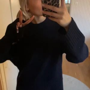 Mörkblå stickad tröja - En mörkblå stickad tröja från hm!  Aldrig använd endast testad!